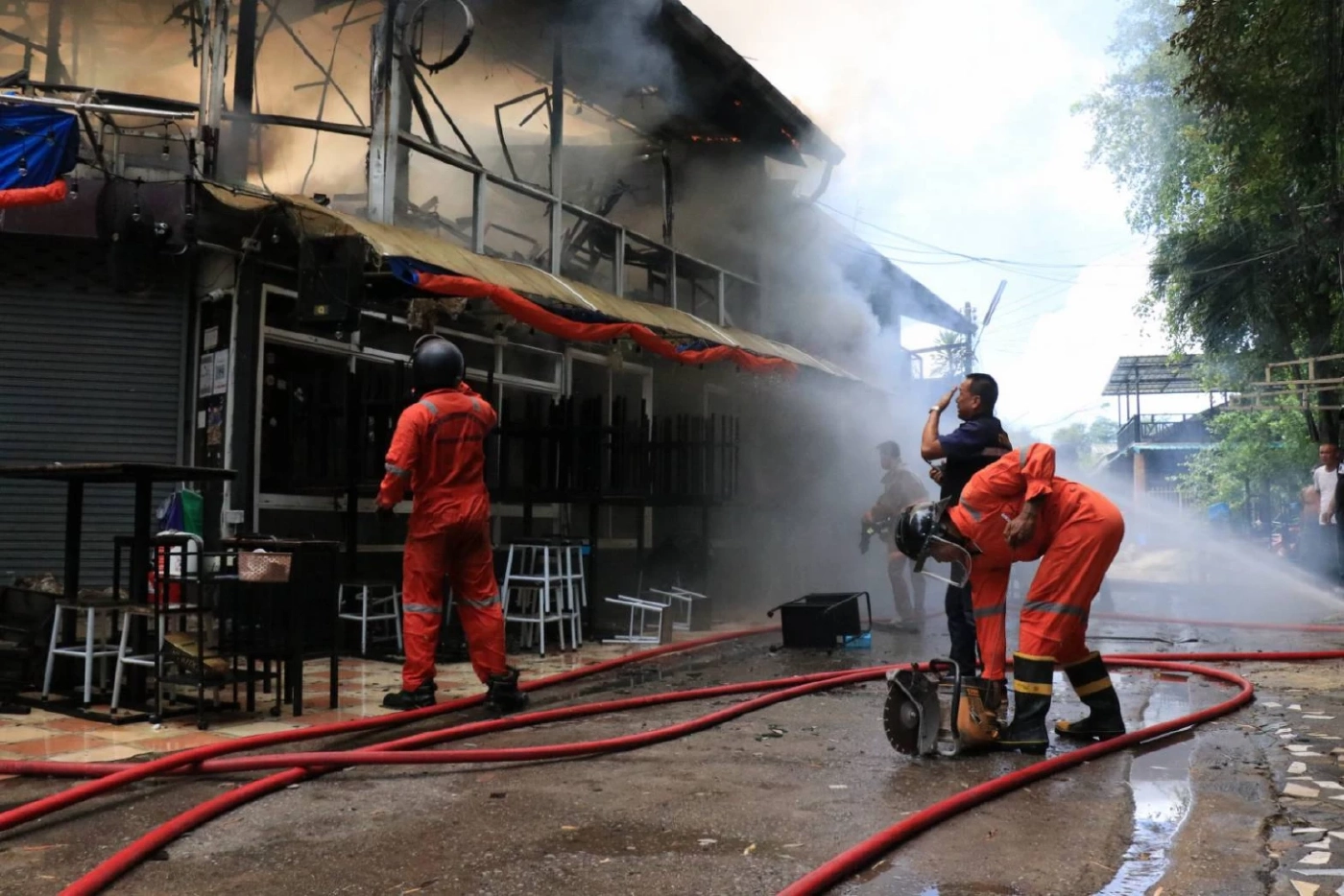 ไฟไหม้ร้านสนุกนึกสถานบันเทิงชื่อดังกลางเมืองพิษณุโลก