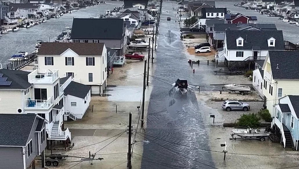 พายุ “โอฟีเลีย” ขึ้นฝั่งสหรัฐฯ ส่งผลน้ำท่วมหนัก