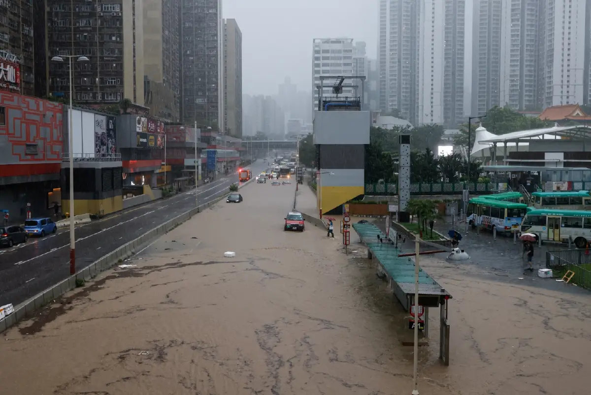 ฮ่องกงเป็นอัมพาต หลังฝนถล่มจมบาดาล เจ็บ 132 คน
