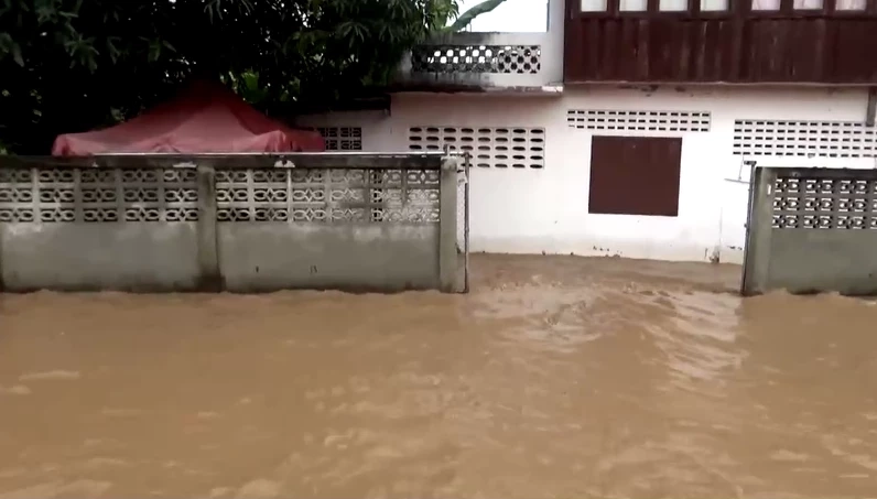 ระทึก! "น้ำป่า" ทะลัก ม.พะเยา กลางดึก นศ.ขนของหนีน้ำกันจ้าละหวั่น (มีคลิป)