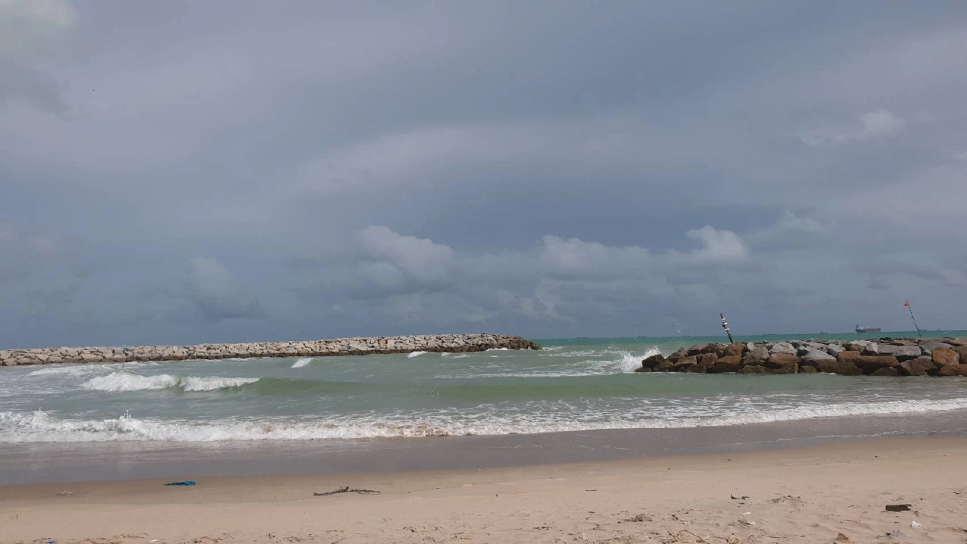 เร่งค้นหา! สาวปริศนานั่งร่ำไห้ริมทะเล ก่อนจมน้ำหายไป