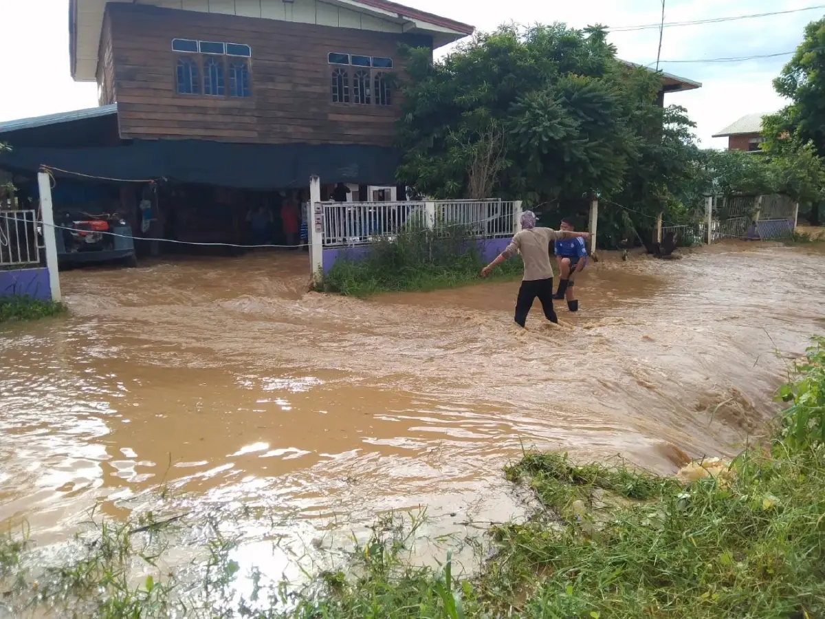 กรมอุตุฯ พยากรณ์อากาศ เตือน 54 จังหวัด "ฝนตกหนัก" เฝ้าระวังน้ำท่วมฉับพลัน