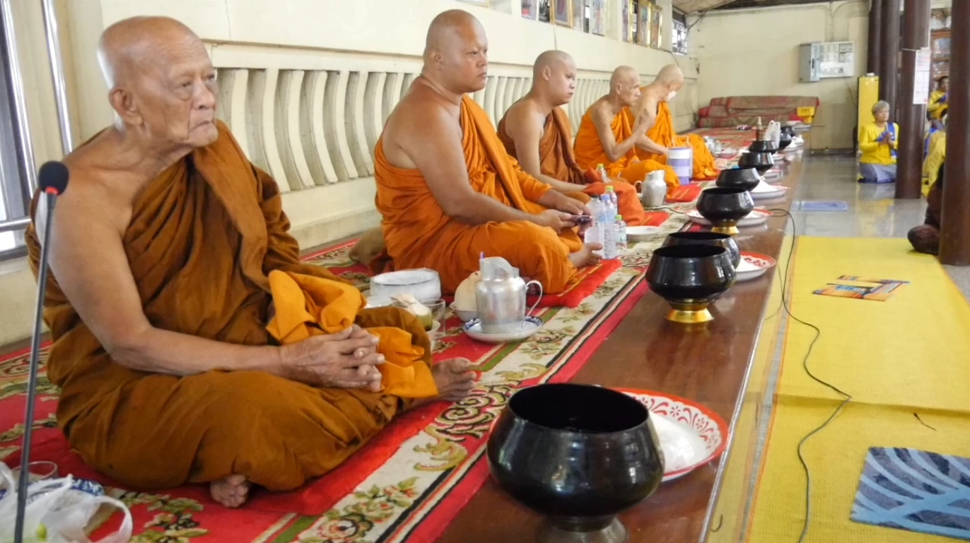 ชาวไทยเชื้อสายมอญ ทำบุญ "ตักบาตรน้ำผึ้ง" สืบสานประเพณี 100 ปี