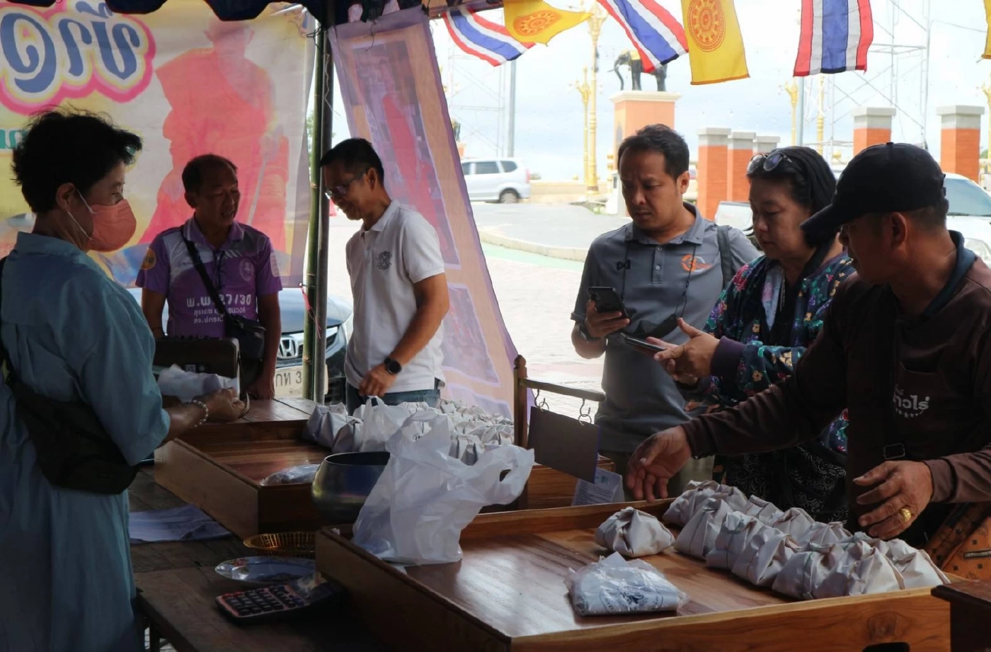 เริ่มขายแล้ว! "ข้าวเม่าพอก" วัดหาดมูลกระบือ ในงานแข่งเรือพิษณุโลก