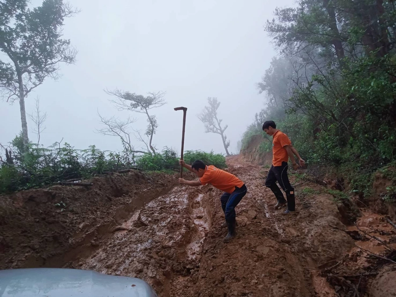 แห่ชื่นชม หมออนามัยเชียงใหม่ บุกป่าลุยเขา ฝ่าถนนดินโคลน ไปเยี่ยมชาวบ้าน