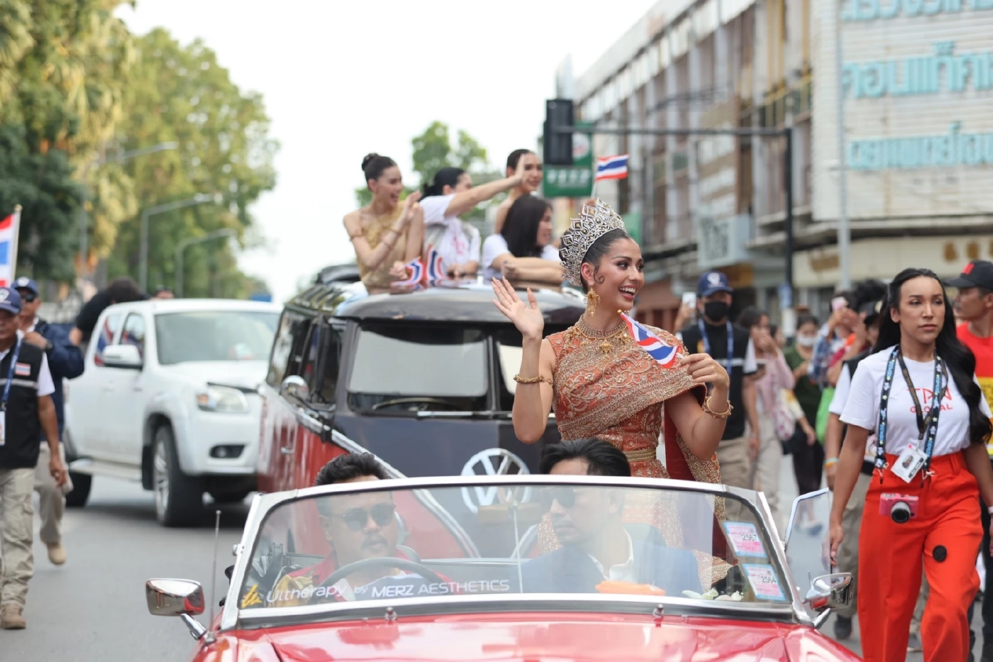 ชาวโคราชแห่ต้อนรับ \"แอนโทเนีย โพซิ้ว\" Miss Universe Thailand 2023 (มีคลิป)