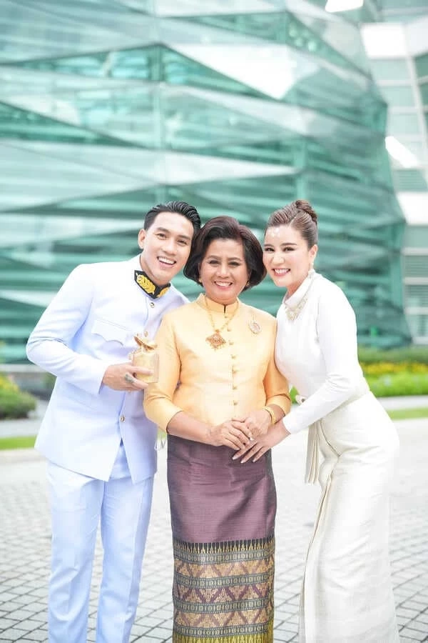 แฟนๆร่วมยินดี ลีซอ ธีรเทพ จูงมือหวานใจ เฟี๊ยต เข้าพิธีสมรสพระราชทาน