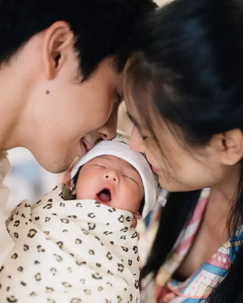มัดรวมภาพ "น้องพีร์เจ" ขึ้นแท่นขวัญใจโซเชียลฮอตไม่แพ้ พ่อพุฒ-แม่จุ๋ย