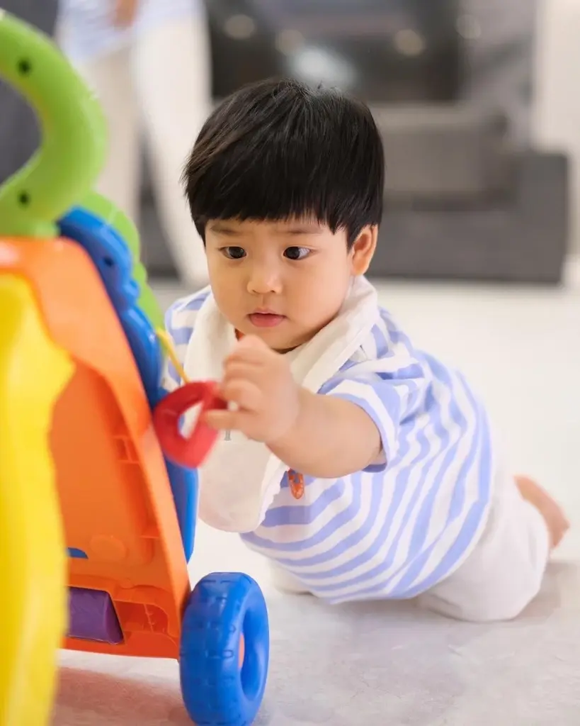 มัดรวมภาพ "น้องพีร์เจ" ขึ้นแท่นขวัญใจโซเชียลฮอตไม่แพ้ พ่อพุฒ-แม่จุ๋ย