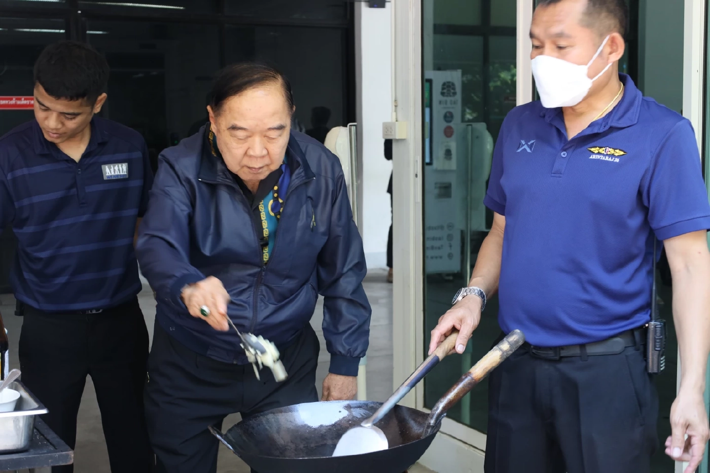 กลับมาแล้ว! "เชฟลุงป้อม" โชว์ทำผัดซีอิ๊ว หลังทีมตบลูกยางสาวไทยชนะโปแลนด์