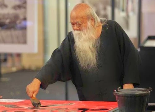 "ถวัลย์ ดัชนี"