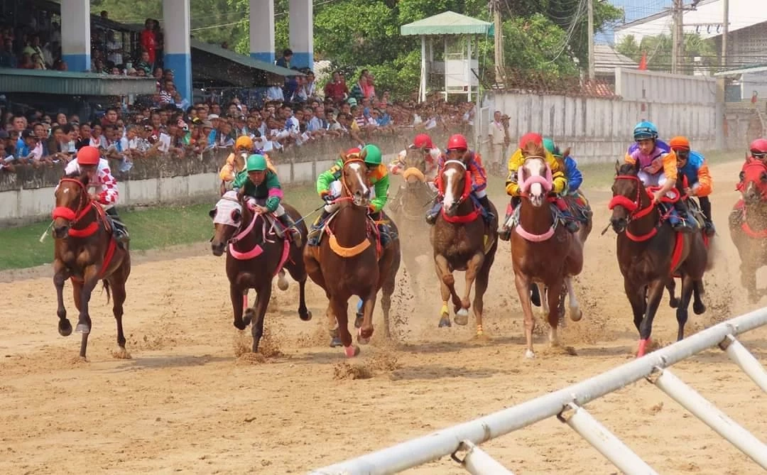 คอกม้าโคราช ยื่นหนังสือถึงผู้ว่าฯ ขออนุญาตจัดแข่งม้า หลังสนามถูกปิดกว่า 3 ปี