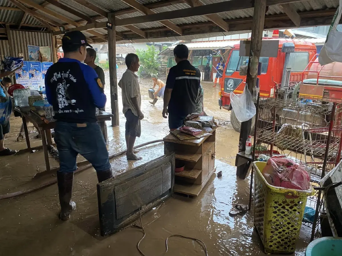 "น้ำป่า" ทะลัก 2 หมู่บ้านเพชรบูรณ์กลางดึก ขณะชาวบ้านหลับ เสียหายยับ (มีคลิป)