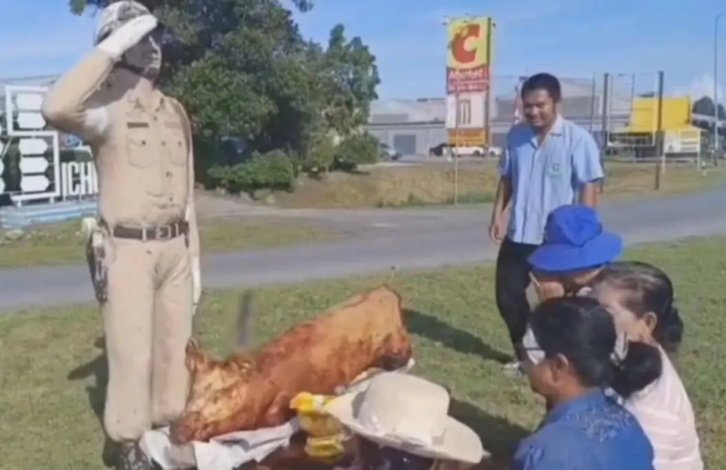 ชาวบ้านหอบหมูย่าง รำแก้บน "จ่าเฉย" หลังลูกสอบติด ตร. สมความตั้งใจ