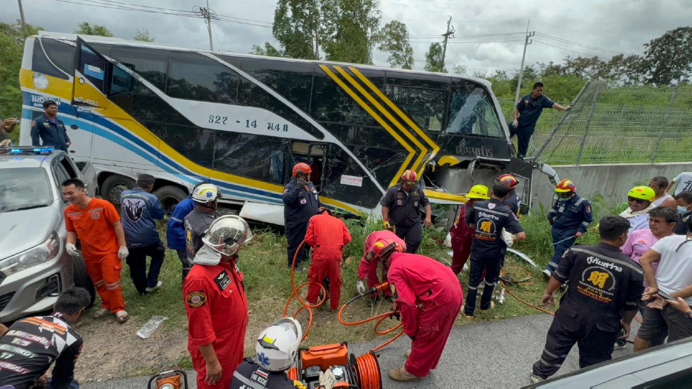 ระทึก รถบัสเสียหลักตกถนน ชนแบริเออร์ซ้ำ ดับ 2 สาหัส 2