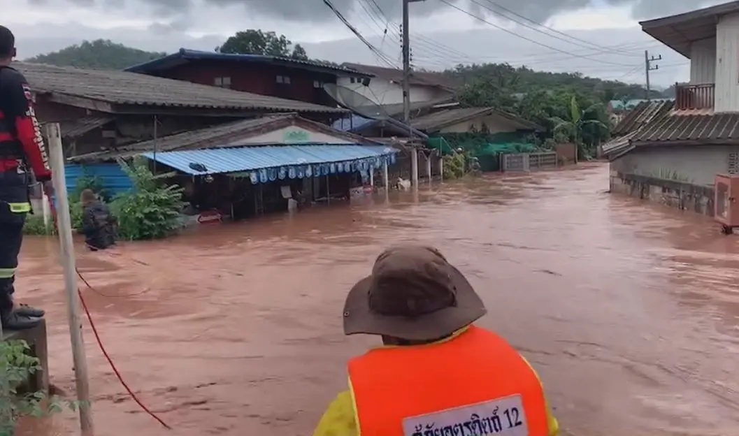 อุตรดิตถ์ฝนถล่ม น้ำป่าหลากเข้าท่วม 2 อำเภอ จนท.เร่งอพยพช่วยชาวบ้าน