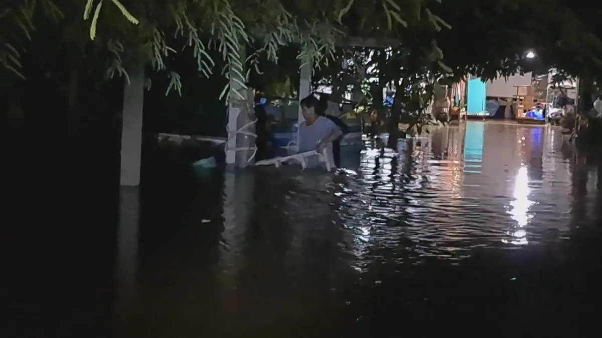 อ่วม! น้ำยมทะลักท่วมหมู่ 1 บ้านปากแคว ต้องเร่งอพยพชาวบ้านหนีน้ำกลางดึก