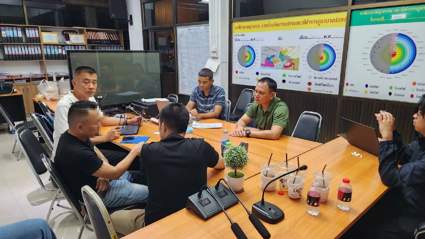 นายเว่ย ลินวู ผู้ต้องหาตามหมายจับ (เสื้อดำ)