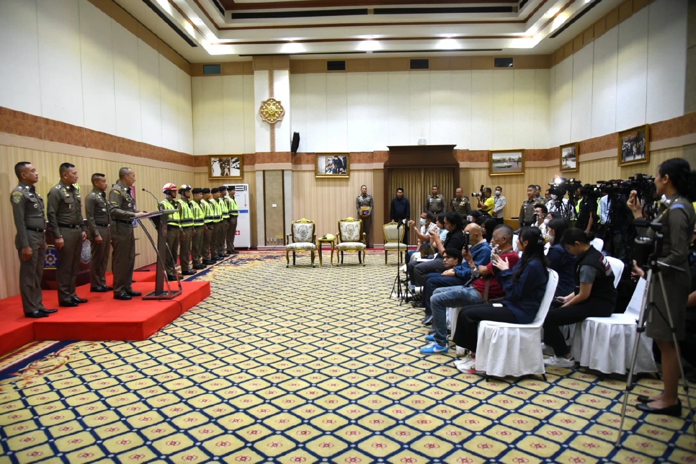 ผบ.ตร.มอบ "เสื้อกั๊กสะท้อนแสง แบบใหม่" นำร่อง สวมทับเครื่องแบบ