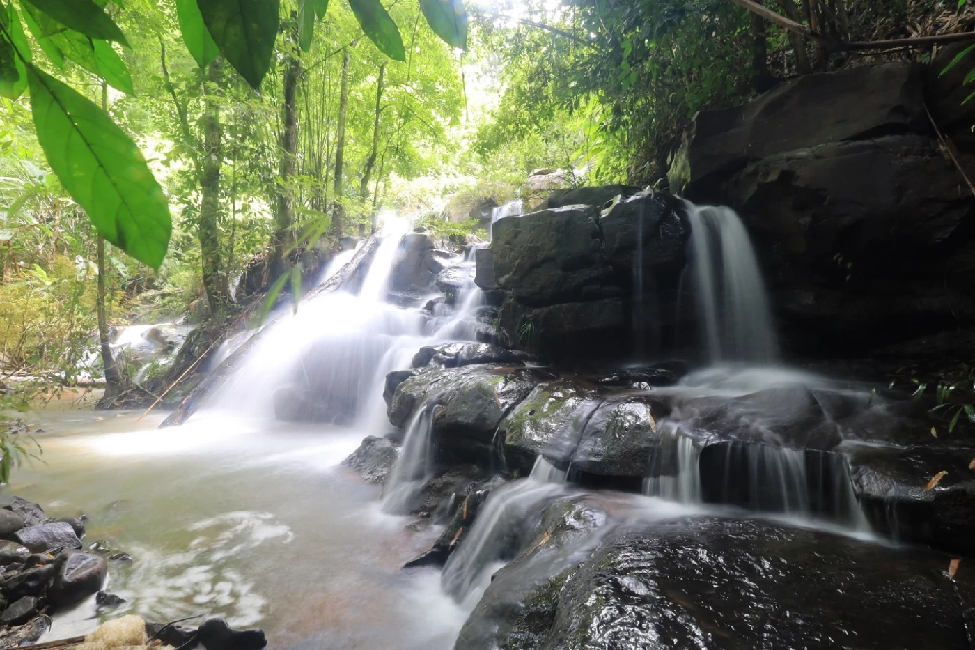 เที่ยวหน้าฝน ยลความงาม "น้ำตกตาดสูง" กลางป่าเขาบ้านน้ำกุ่ม จ.พิษณุโลก
