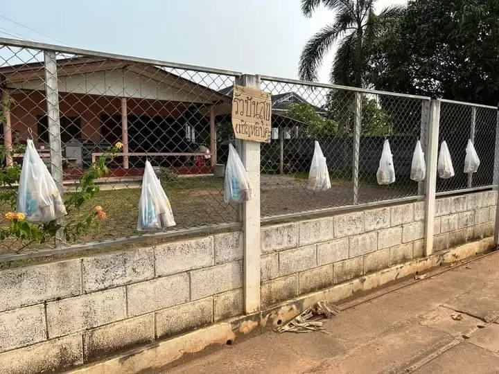 "รั้วปันสุข" นักบุญตัวน้อย นำอาหาร-ขนมใส่ถุงแขวนให้ชาวบ้านหยิบ