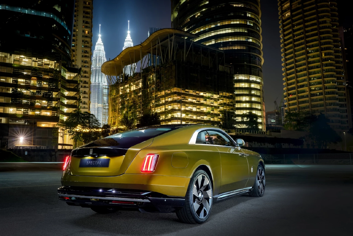 โรลส์-รอยซ์ เปิดตัว ‘สเปกเตอร์’ รุ่นแรกของโลกที่เป็นไฟฟ้าเริ่มต้น 31.8 ล้าน