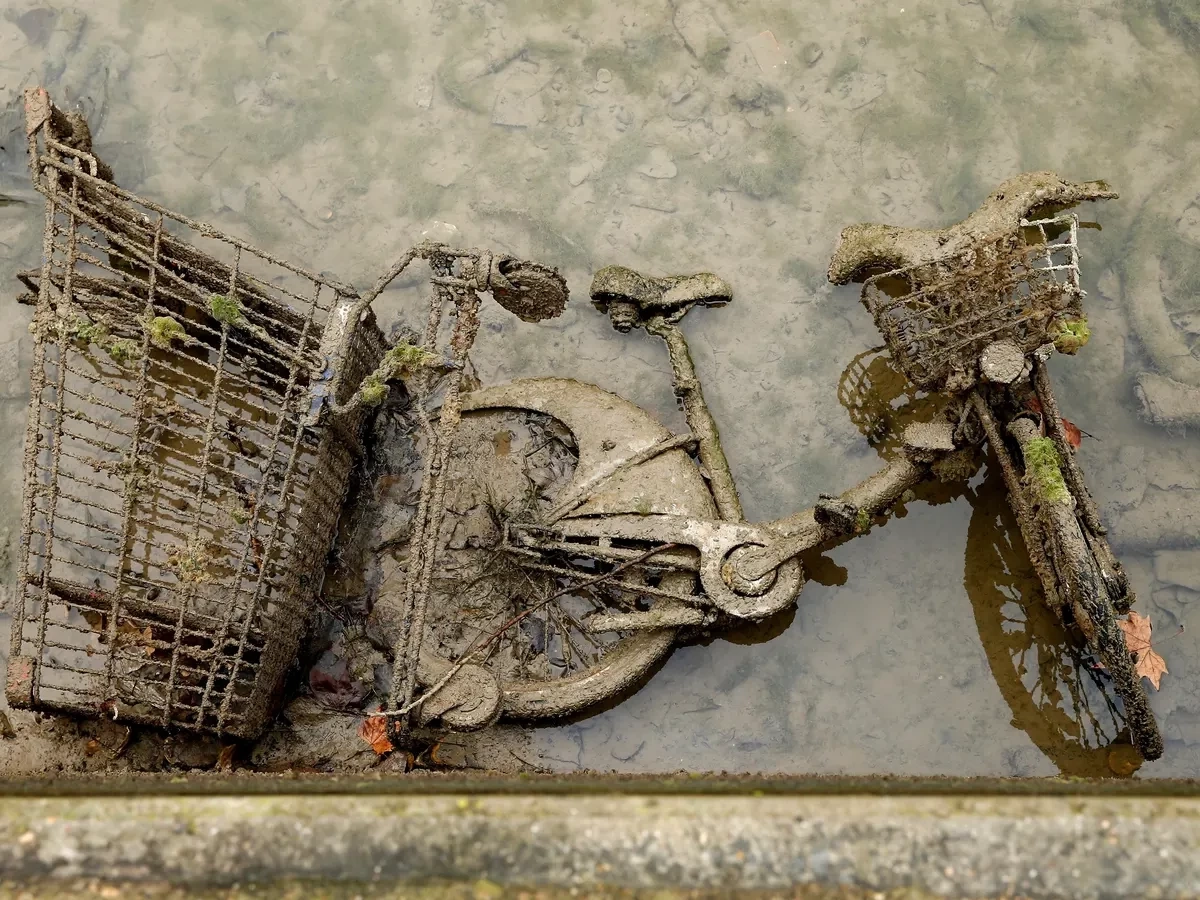 เมืองน่าอยู่ของนักปั่น ทำช็อก พบซากจักรยานเป็นขยะในคลองมากกว่า 10,000 คัน