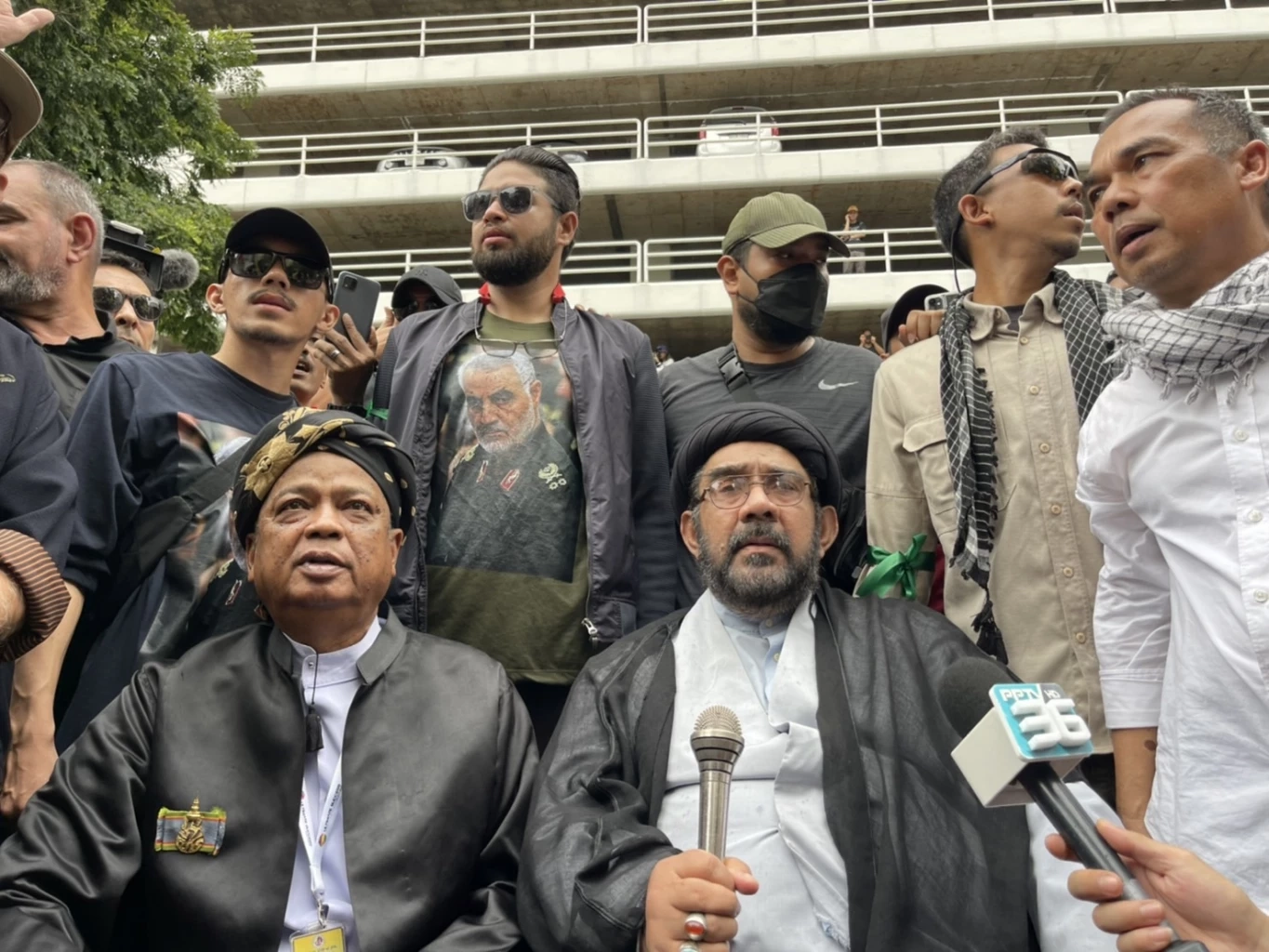 หวิดวุ่น! กลุ่มหนุนปาเลสไตน์ บุกเผาธงหน้าสถานทูตอิสราเอล ร้องขอสันติภาพ