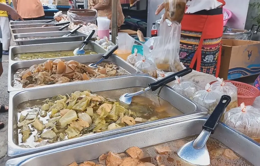 "พิษณุโลก" กินเจวันแรก สารพัดเมนูอาหารเจขายดี คนแห่ซื้อคึกคัก