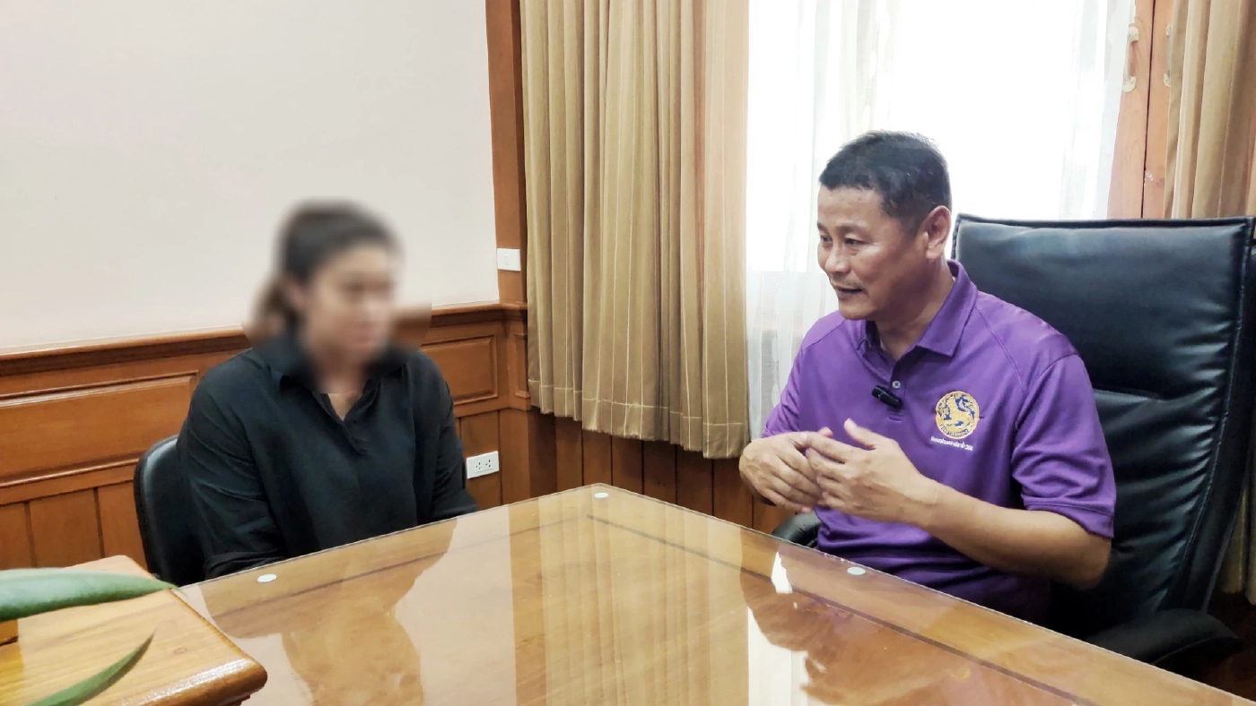 นายอำเภอ ไหว้ขอโทษ ปมสาวไปแจ้งตายพ่อ โดนเจ้าหน้าที่หัวเราะเยาะ ถามเลขฝาโลง