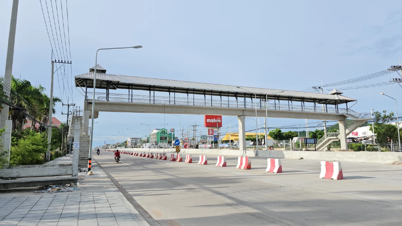 ทำไปได้! สาวใหญ่ชาวพิจิตร ยึดสะพานลอยหลับนอน มุ่งขอทานหาเงินซื้อบ้าน-รถ