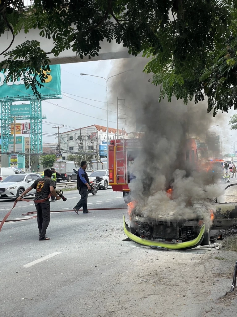 ไฟไหม้รถเก๋ง หนุ่มพาครอบครัวกลับจากทำบุญ โชคดีหนีออกมาทัน