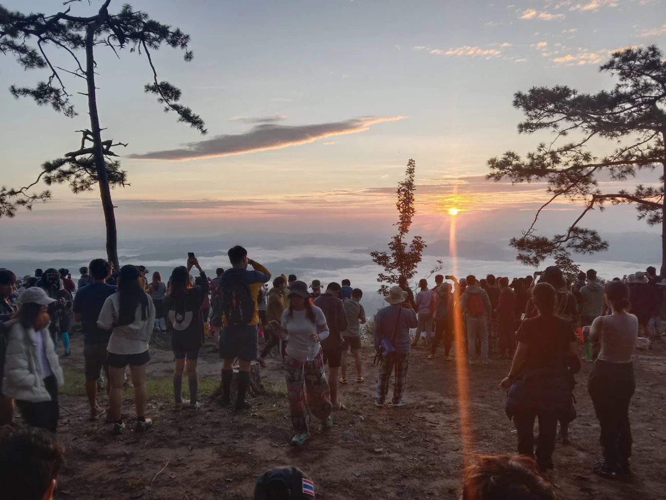 วันหยุดยาวคึกคัก! นักท่องเที่ยวแห่ขึ้นภูกระดึง ชมทะเลหมอกยามเช้า