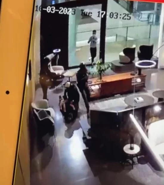 เผยโฉมหน้าเจ้าหน้าที่ตำรวจ 2 นาย ผู้เจรจากับผู้ก่อเหตุยิงกลางห้างพารากอน