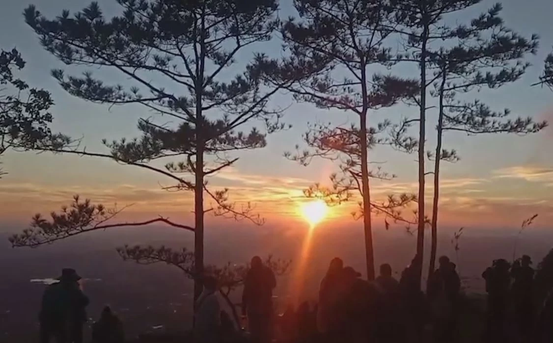 เปิดแล้ว! การท่องเที่ยว-พักค้างแรม บนยอด "ภูกระดึง" นทท.ขึ้นพิชิต สุดคึกคัก (คลิป)