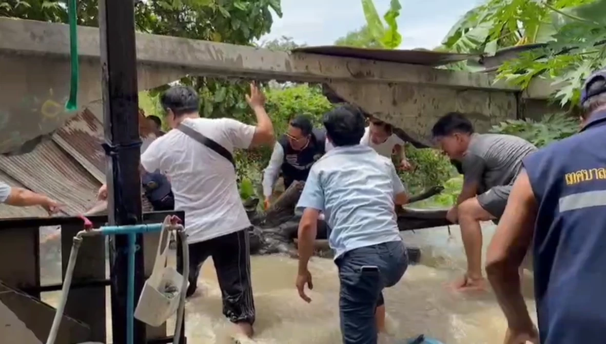 ชลบุรีฝนตกหนัก น้ำดันกำแพงหมู่บ้านพังทะลักท่วม เดือดร้อนหนัก