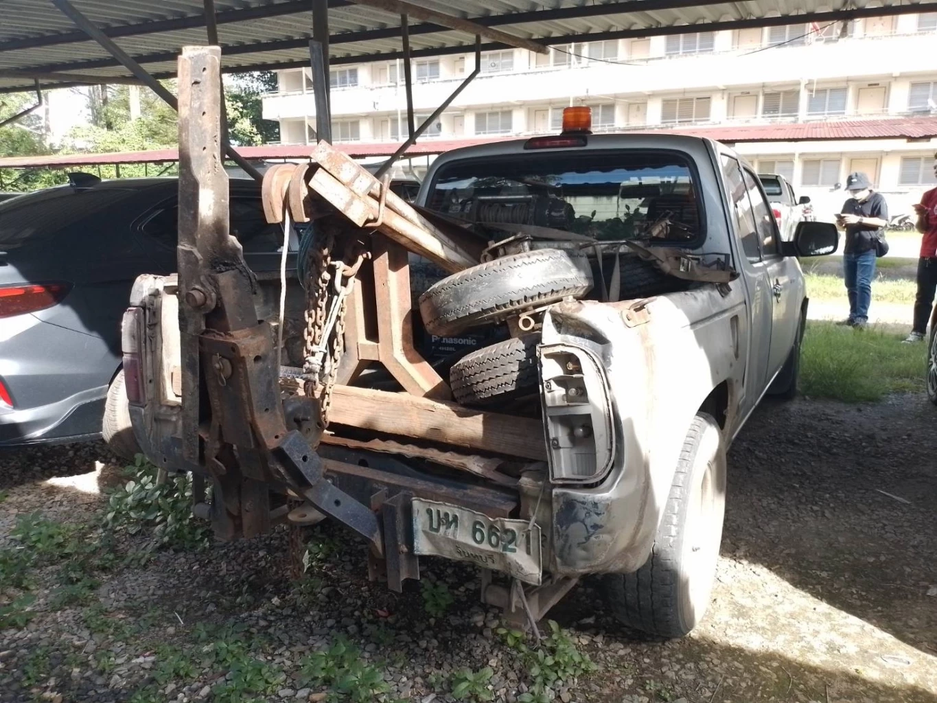 ตำรวจทำเอง! ร่วมมือกับรถยก ขโมยรถของกลางไปชำแหละขาย