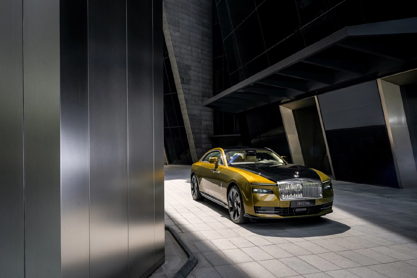 โรลส์-รอยซ์ เปิดตัว ‘สเปกเตอร์’ รุ่นแรกของโลกที่เป็นไฟฟ้าเริ่มต้น 31.8 ล้าน