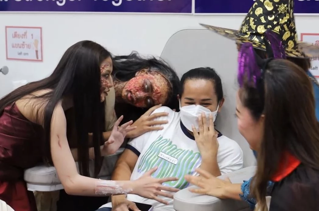 ไอเดียเก๋! แต่งผีมารับบุญ สร้างสีสันฮาโลวีน ชวนคนสุขภาพดี หนีผีมาให้เลือด