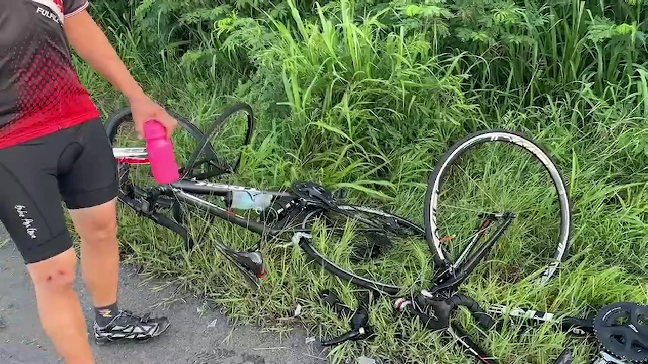 สลดรับอรุณ กระบะซิ่งชนนักปั่นจักรยาน เสียชีวิตคาที่ 2 ราย บาดเจ็บระนาวอีก 4