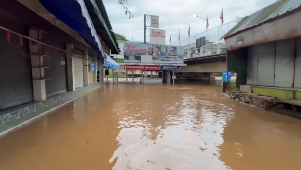 เชียงรายฝนตกหนักท้ังคืนน้ำล้นตลิ่ง ร้านค้าชายแดนแม่สายเร่งขนของหนี