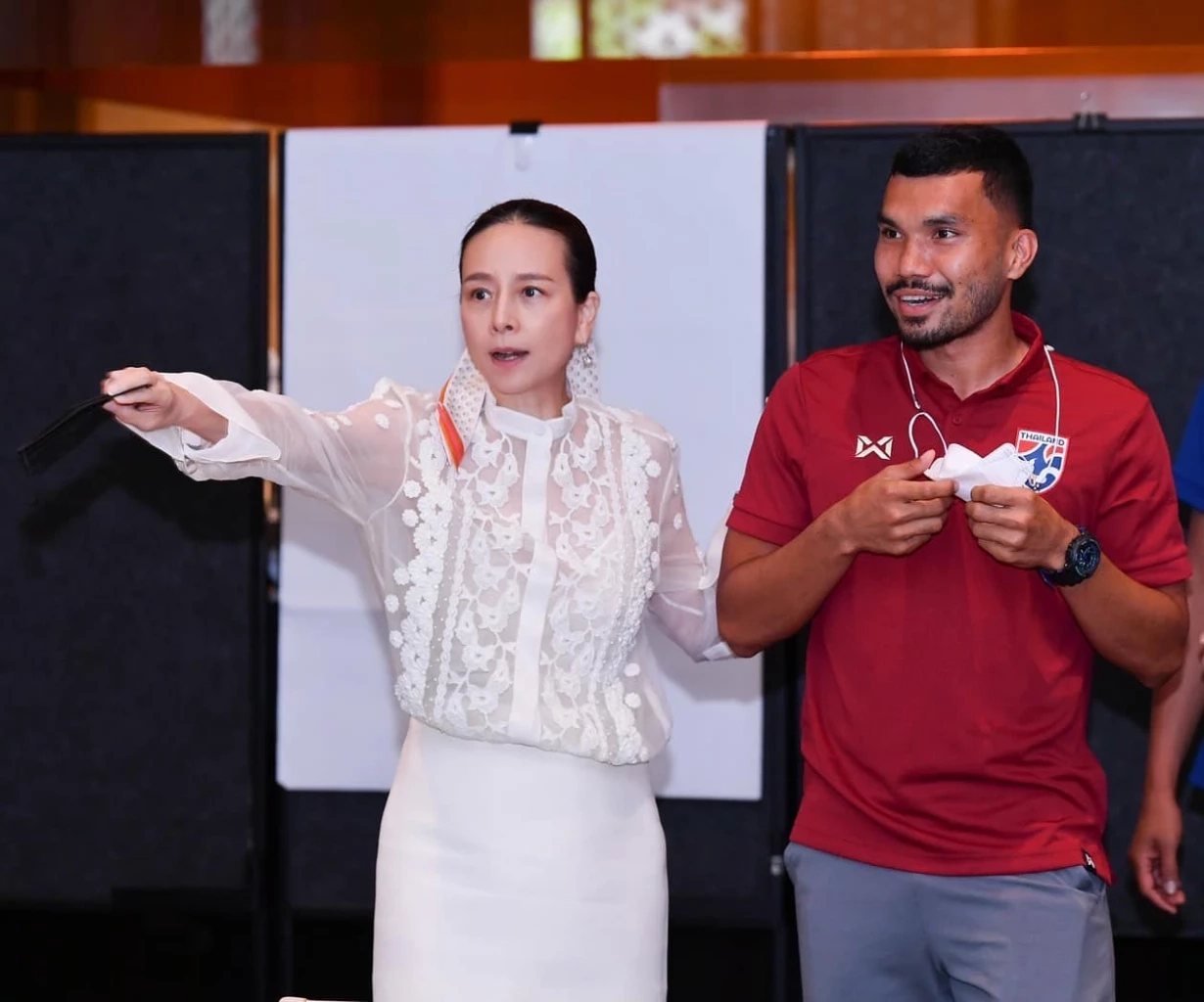 "ช้างศึก" ลัดฟ้าบุกอุ่นแข้ง จอร์เจีย-เอสโตเนีย "มาดามแป้ง" ตั้ง "กฤษดา" กัปตันทีม