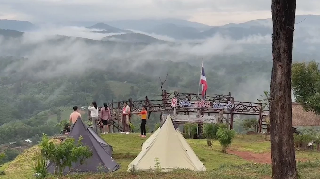 นทท.ขึ้นพิชิต "ภูสวนทราย" ชมทะเลหมอกยามเช้า สัมผัสอากาศเย็น ช่วงปลายฝนต้นหนาว