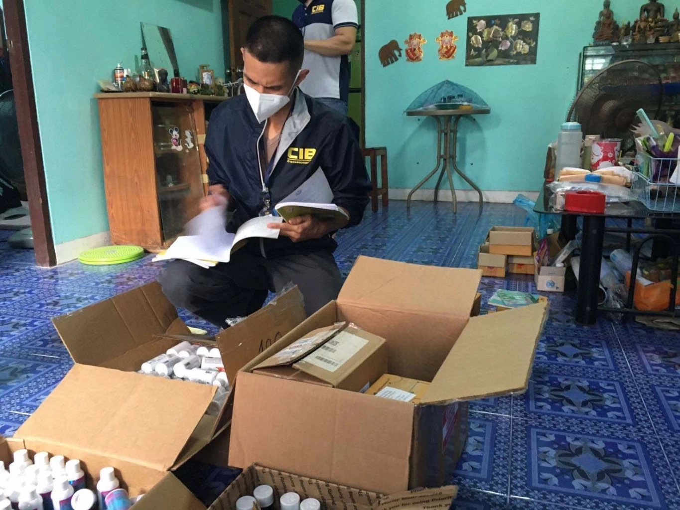 บุกทลายแหล่งขายน้ำหวานผสมโคเดอีน ยึดของกลางมูลค่านับล้าน