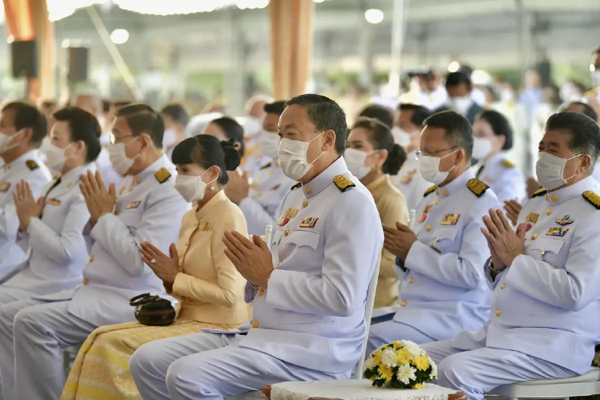 "นายกฯ"พร้อมครม.ร่วมทำบุญตักบาตรเนื่องในวัน"นวมินทรมหาราช"