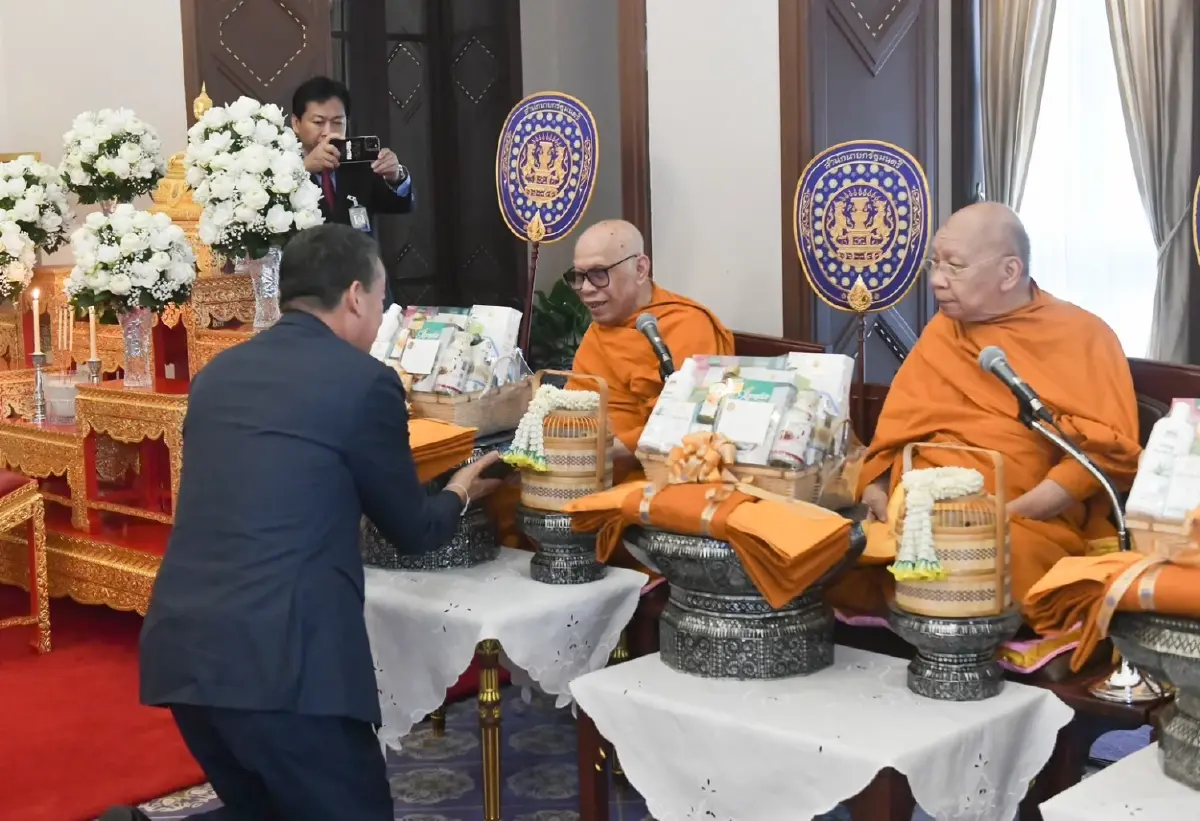 นายกฯทำบุญ ในโอกาสเข้ารับตำแหน่ง หลังทำงานมา 2 เดือน
