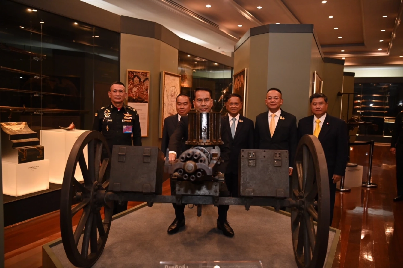 "กองทัพบก" โร่แจงภาพ "สุทิน" นั่งบนปืนแก๊ตลิ่ง ยันเป็นปืนโบราณ ซื้อสมัย ร.5