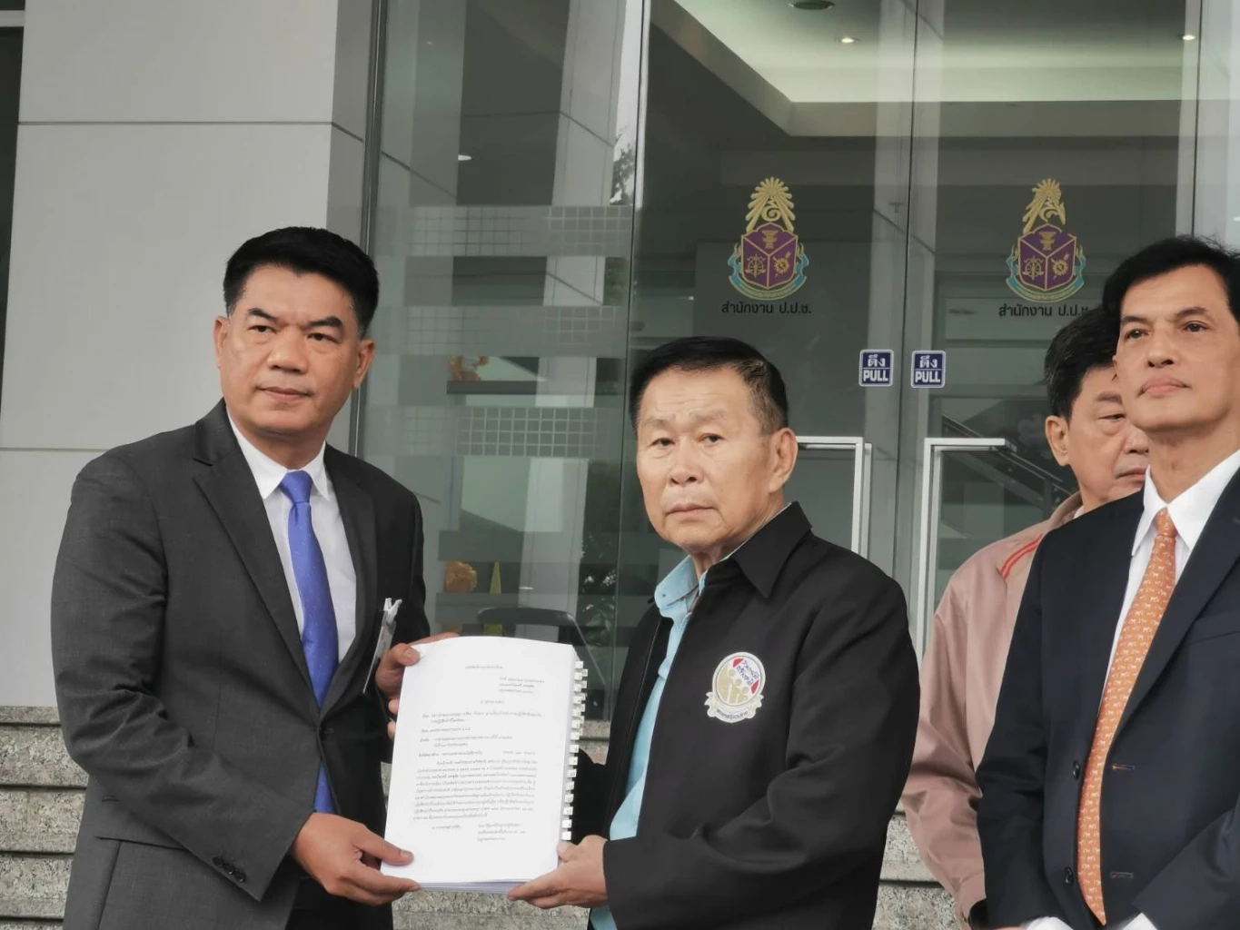 "บิ๊กเซอร์ไพรส์" ทนายอนันต์ชัย - เสรีพิศุทธ์ ยื่น ป.ป.ช. เอาผิดนายกฯ - 9 ก.ตร.