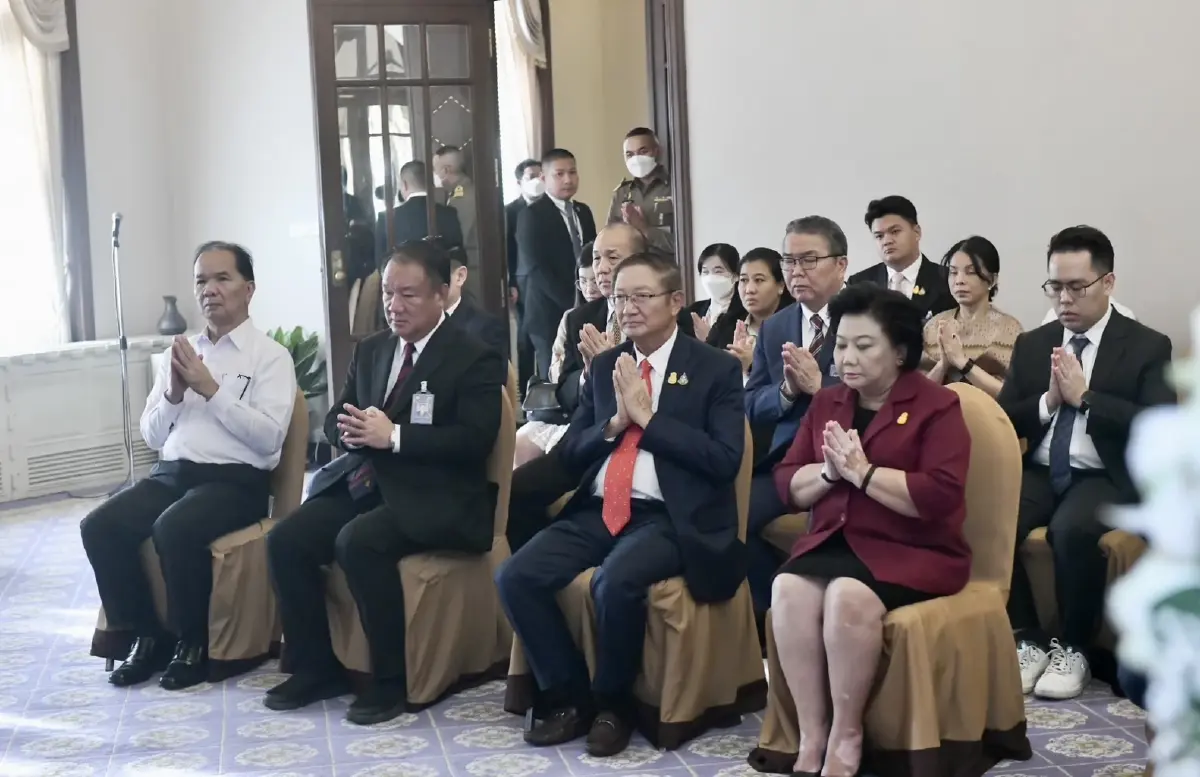เพื่อความสิริมงคล "นายกฯ" นิมนต์พระทำบุญที่ตึกไทยคู่ฟ้า ก่อนเข้าค้างคืน