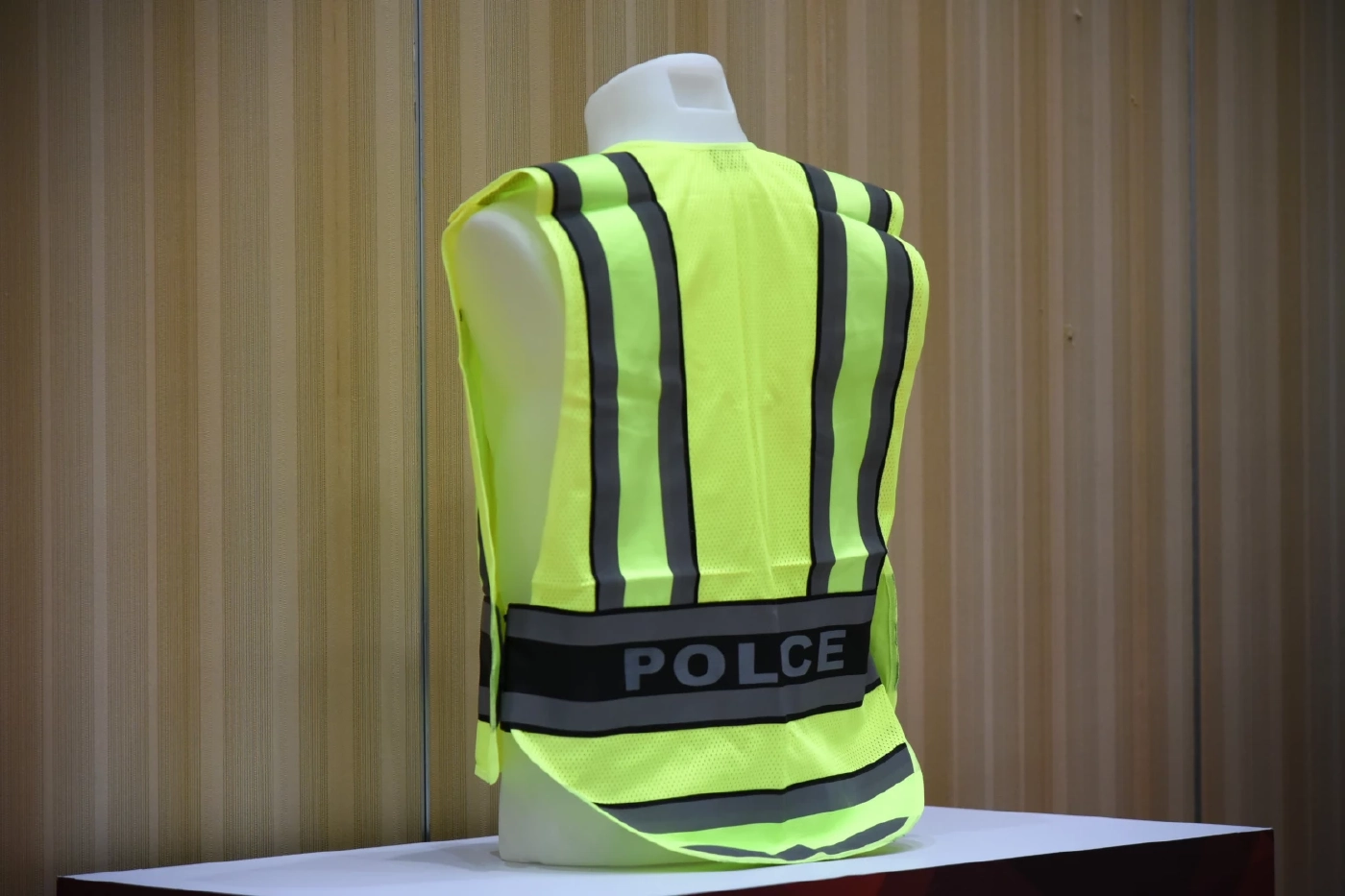 ผบ.ตร.มอบ "เสื้อกั๊กสะท้อนแสง แบบใหม่" นำร่อง สวมทับเครื่องแบบ